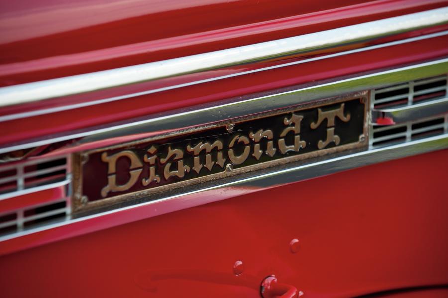 Логотип Diamond T Model 201 Pickup 1938 года  (фото 6 из 21)